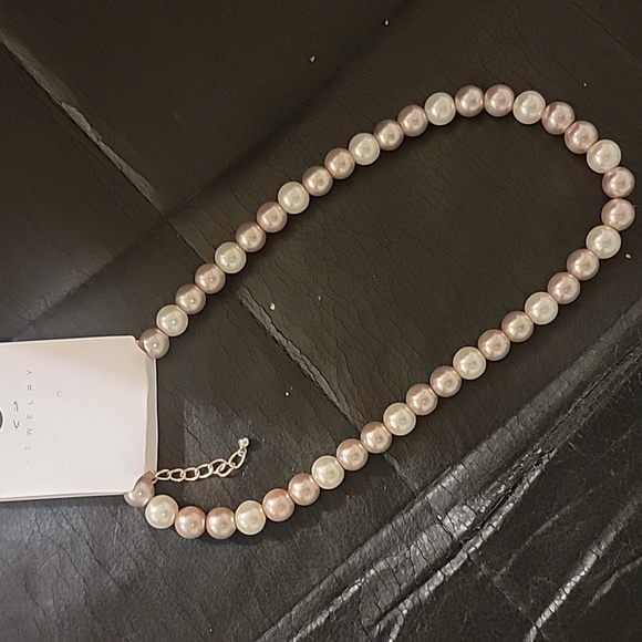 Elegant Pearl Necklace - Picture 3 of 4